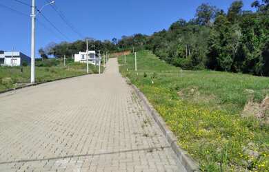 Imagem: O terreno possui 393m² de Área, Imóvel novo e está localizado