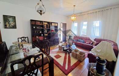 Imagem: A casa possui 2 Dormitórios, 1 Suíte, 8 Vagas na garagem e