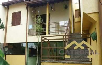 Imagem: A casa possui 4 Dormitórios, 2 Suítes, 2 Banheiros, 4 Vagas