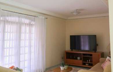 Imagem: A casa possui 4 Dormitórios, 1 Suíte, 2 Banheiros, 5 Vagas