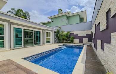 Imagem: A casa em condomínio possui 3 Dormitórios, 3 Suítes, 5 Banheiros