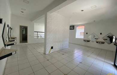 Imagem: A loja possui 4 Banheiros, 10 Vagas na garagem, 714m² de Área