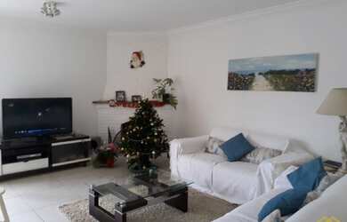 Imagem: A casa possui 3 Dormitórios, 1 Suíte, 2 Banheiros, 4 Vagas