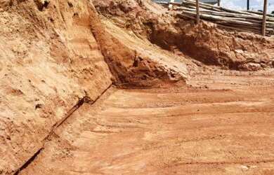 Imagem: O terreno à venda possui e está localizado em Jardim Ermida