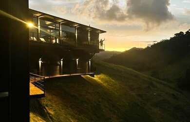 Imagem: A casa possui 4 Dormitórios, 4 Suítes, 6 Banheiros, 6 Vagas