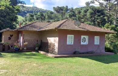 Imagem: A fazenda possui 2 Banheiros, 3 Vagas na garagem e 20000m²