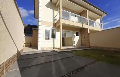 Imagem: A casa possui 2 Dormitórios, 2 Banheiros, 2 Vagas na garagem