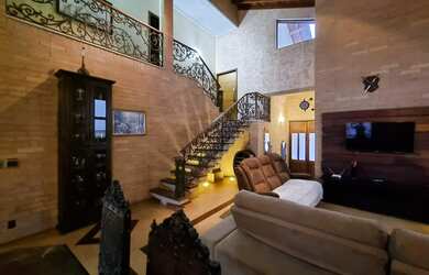 Imagem: A casa em condomínio possui 4 Dormitórios, 4 Suítes, 5 Banheiros