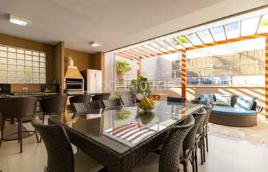 Imagem: A casa em condomínio possui 3 Dormitórios, 3 Suítes, 5 Banheiros