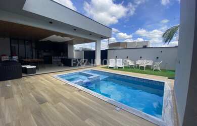 Imagem: A casa em condomínio possui 3 Dormitórios, 3 Suítes, 4 Banheiros