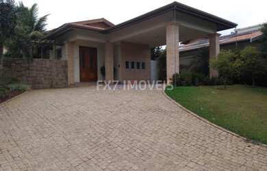 Imagem: A casa em condomínio possui 5 Dormitórios, 4 Suítes, 6 Banheiros