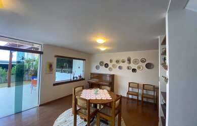 Imagem: A casa em condomínio possui 4 Dormitórios, 2 Suítes, 4 Banheiros