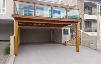 Imagem: A casa em condomínio possui 3 Dormitórios, 1 Suíte, 3 Banheiros