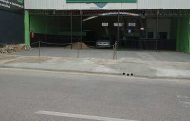 Imagem: O depósito possui 2 Banheiros, 2 Vagas na garagem, 900m² de