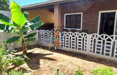 Imagem: A casa possui 3 Dormitórios, 2 Banheiros, 4 Vagas na garagem