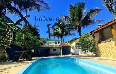 Imagem: A casa possui 4 Dormitórios, 1 Suíte, 2 Banheiros, 5 Vagas