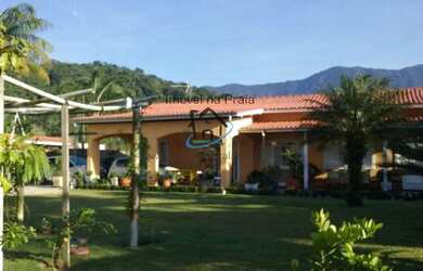 Imagem: A casa possui 4 Dormitórios, 1 Suíte, 3 Banheiros, 6 Vagas