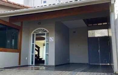 Imagem: A casa possui 4 Dormitórios, 1 Suíte, 4 Banheiros, 3 Vagas