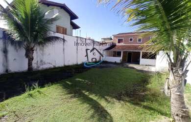 Imagem: A casa possui 3 Dormitórios, 2 Banheiros, 4 Vagas na garagem