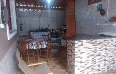 Imagem: A casa possui 2 Dormitórios, 1 Banheiro, 2 Vagas na garagem