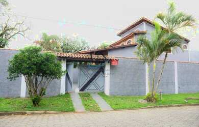 Imagem: A casa possui 3 Dormitórios, 2 Suítes, 3 Banheiros, 5 Vagas