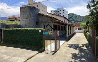 Imagem: A casa possui 5 Dormitórios, 1 Suíte, 3 Banheiros, 4 Vagas