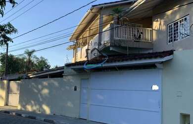 Imagem: A casa possui 4 Dormitórios, 2 Suítes, 6 Banheiros, 3 Vagas