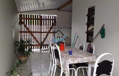 Imagem: A casa possui 3 Dormitórios, 2 Banheiros, 2 Vagas na garagem