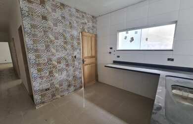 Imagem: A casa possui 2 Dormitórios, 1 Suíte, 2 Banheiros, 1 Vaga