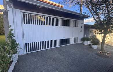 Imagem: A casa possui 3 Dormitórios, 1 Suíte, 3 Banheiros, 2 Vagas