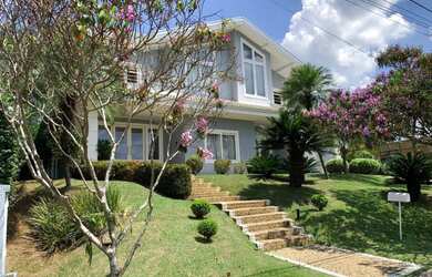 Imagem: A casa possui 4 Dormitórios, 4 Suítes, 5 Banheiros, 2 Vagas