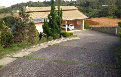 Imagem: A casa possui 3 Dormitórios, 3 Suítes, 5 Banheiros, 5 Vagas