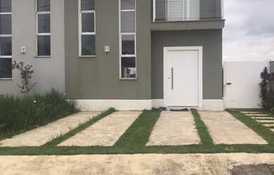 Imagem: A casa possui 3 Dormitórios, 1 Suíte, 3 Banheiros, 4 Vagas