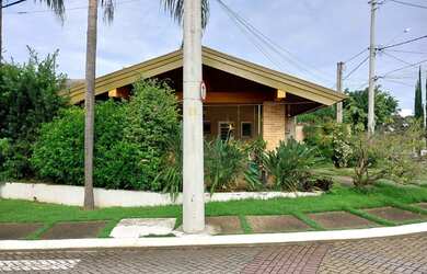 Imagem: A casa possui 3 Dormitórios, 1 Suíte, 2 Banheiros, 4 Vagas