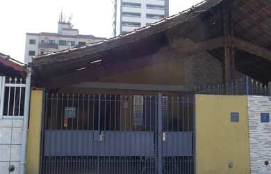 Imagem: A casa possui 3 Dormitórios, 1 Banheiro, 2 Vagas na garagem