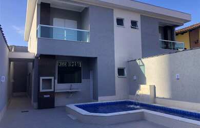 Imagem: A casa possui 3 Dormitórios, 3 Suítes, 1 Banheiro, 3 Vagas