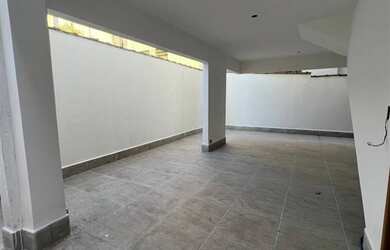 Imagem: A casa possui 2 Dormitórios, 1 Banheiro, 1 Vaga na garagem