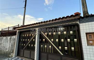 Imagem: A casa possui 2 Dormitórios, 2 Banheiros, 2 Vagas na garagem