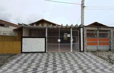 Imagem: A casa possui 3 Dormitórios, 2 Banheiros, 2 Vagas na garagem