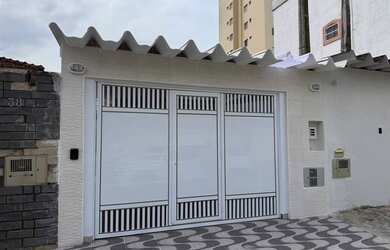 Imagem: A casa possui 2 Dormitórios, 1 Suíte, 1 Banheiro, 2 Vagas