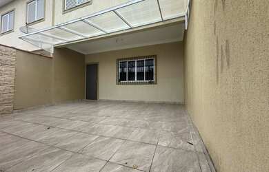 Imagem: A casa possui 3 Dormitórios, 2 Suítes, 1 Banheiro, 2 Vagas