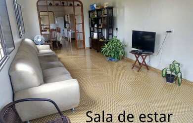 Imagem: A casa possui 8 Dormitórios, 2 Suítes, 1 Banheiro, 2 Vagas