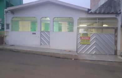 Imagem: A casa possui 3 Dormitórios, 1 Suíte, 1 Banheiro, 3 Vagas