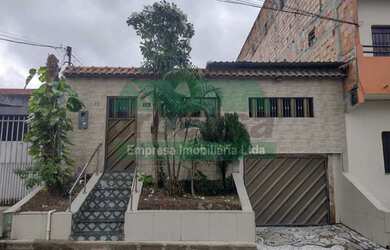 Imagem: A casa possui 3 Dormitórios, 2 Suítes, 1 Banheiro, 1 Vaga