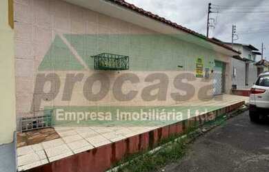 Imagem: A casa possui 3 Dormitórios, 1 Suíte, 1 Banheiro, 4 Vagas