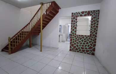 Imagem: A casa em condomínio possui 4 Dormitórios, 1 Banheiro, 2 Vagas