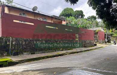 Imagem: A casa possui 3 Dormitórios, 1 Suíte, 1 Banheiro, 4 Vagas