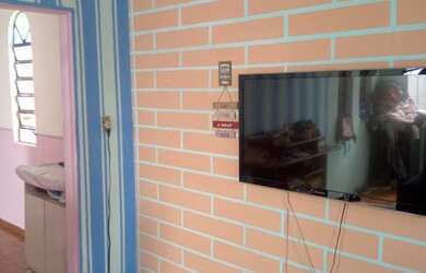 Imagem: A casa possui 5 Dormitórios, 1 Banheiro, 1 Vaga na garagem