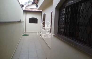 Imagem: A casa possui 3 Dormitórios, 1 Suíte, 2 Banheiros, 2 Vagas