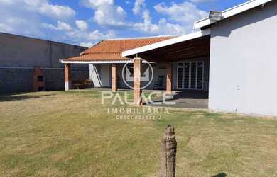 Imagem: A chácara possui 2 Dormitórios, 1 Banheiro, 2 Vagas na garagem